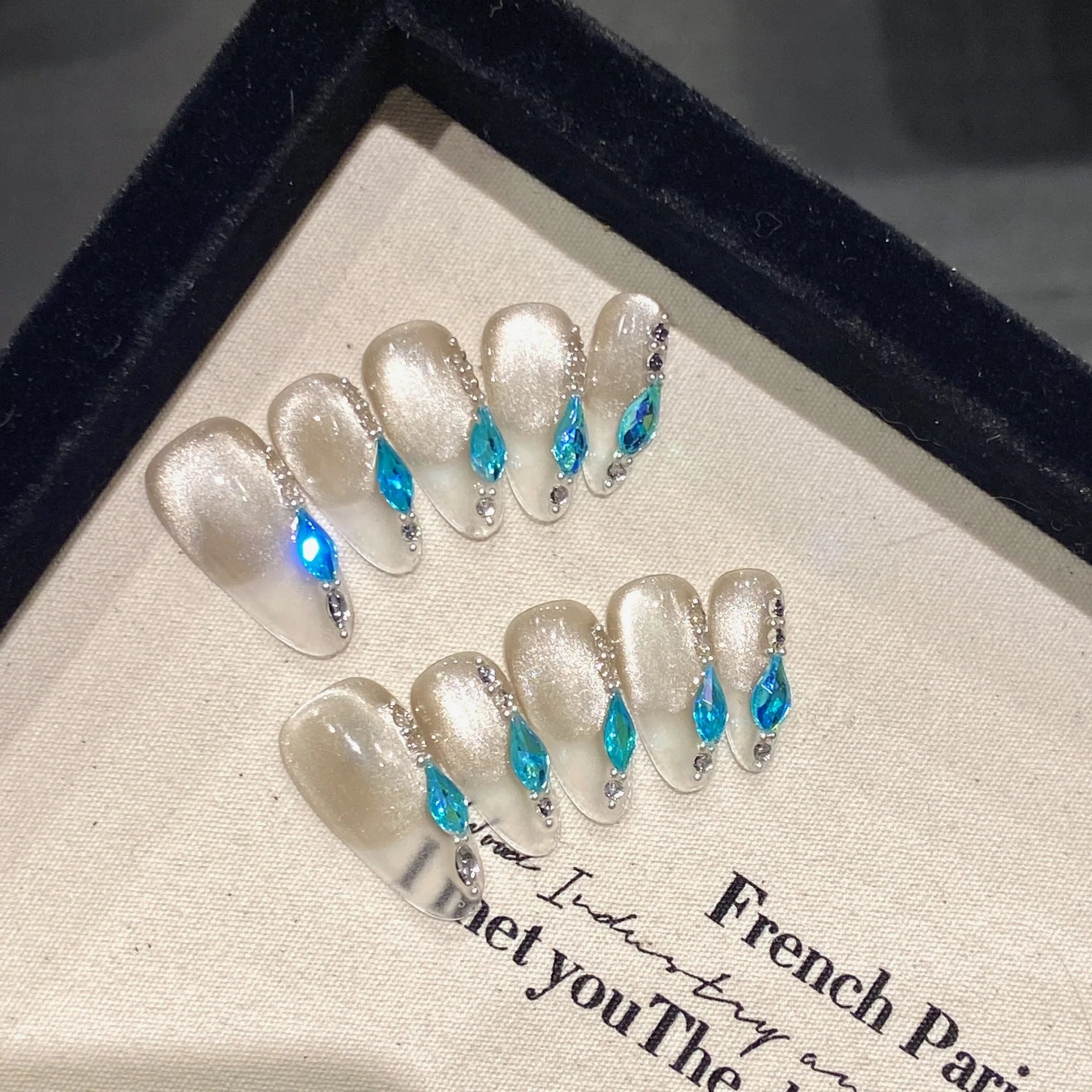 Faux ongles à pression Bleu Cristal Nacré et Lumineux - Faits main (Lot de 10)