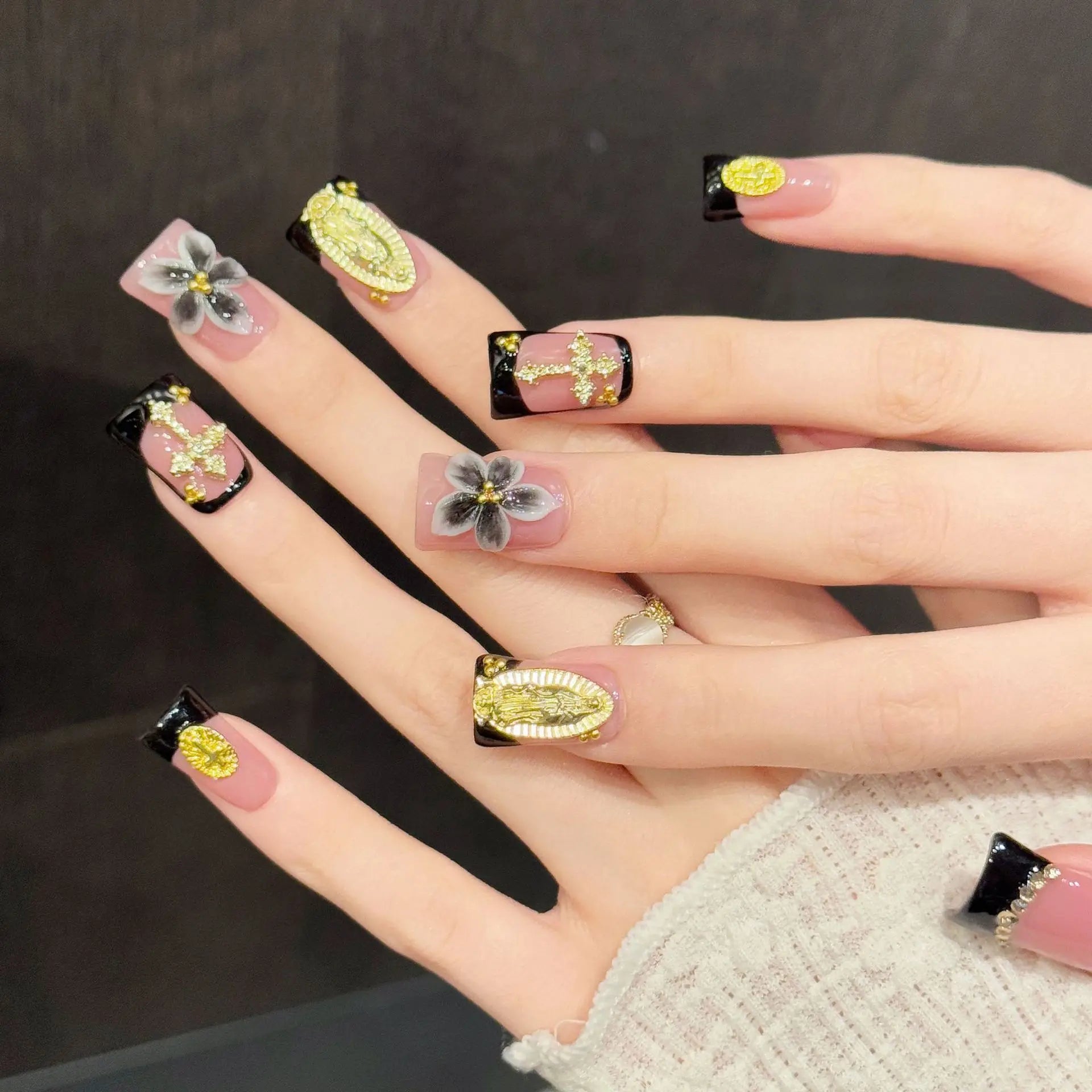 Faux ongles à pression Duck Moyen Noir Poudré Ornements Dorés Contrasté - Faits main (Lot de 10)