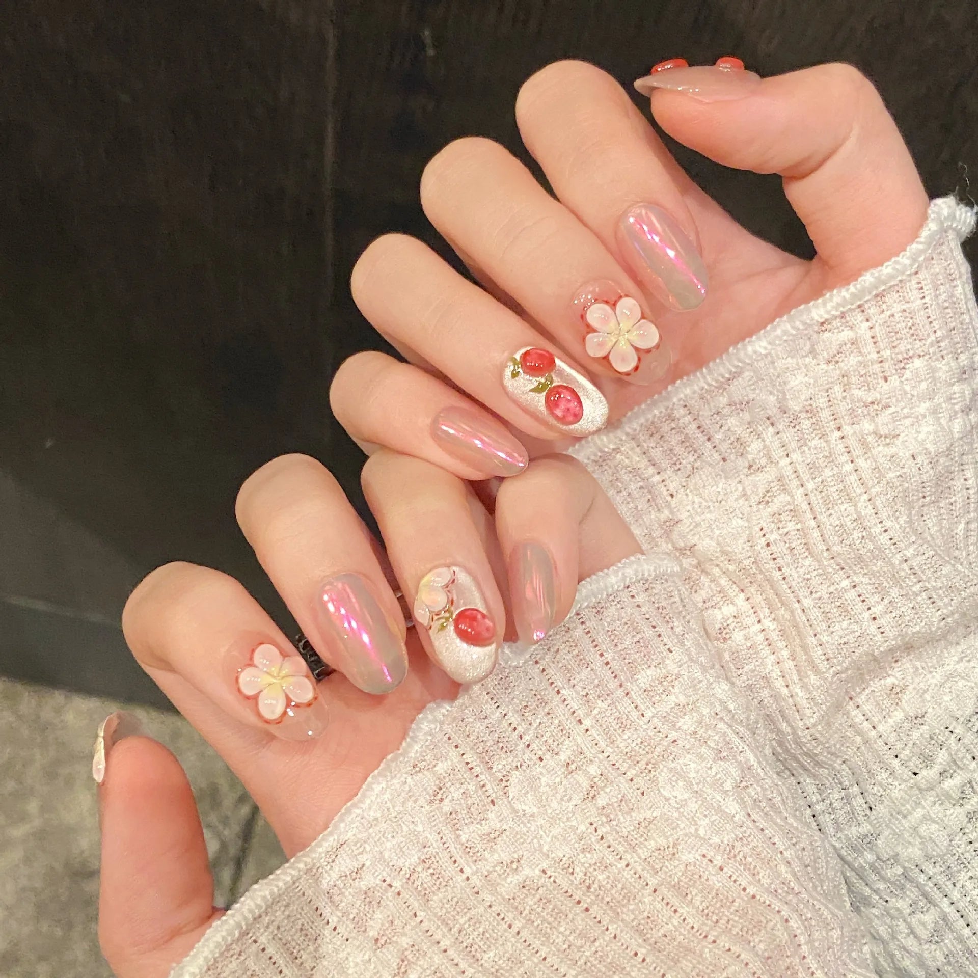 Faux ongles à pression Ovale Moyen Fraise 3D Pincée Main Fleurs Peintes - Faits main (Lot de 10)