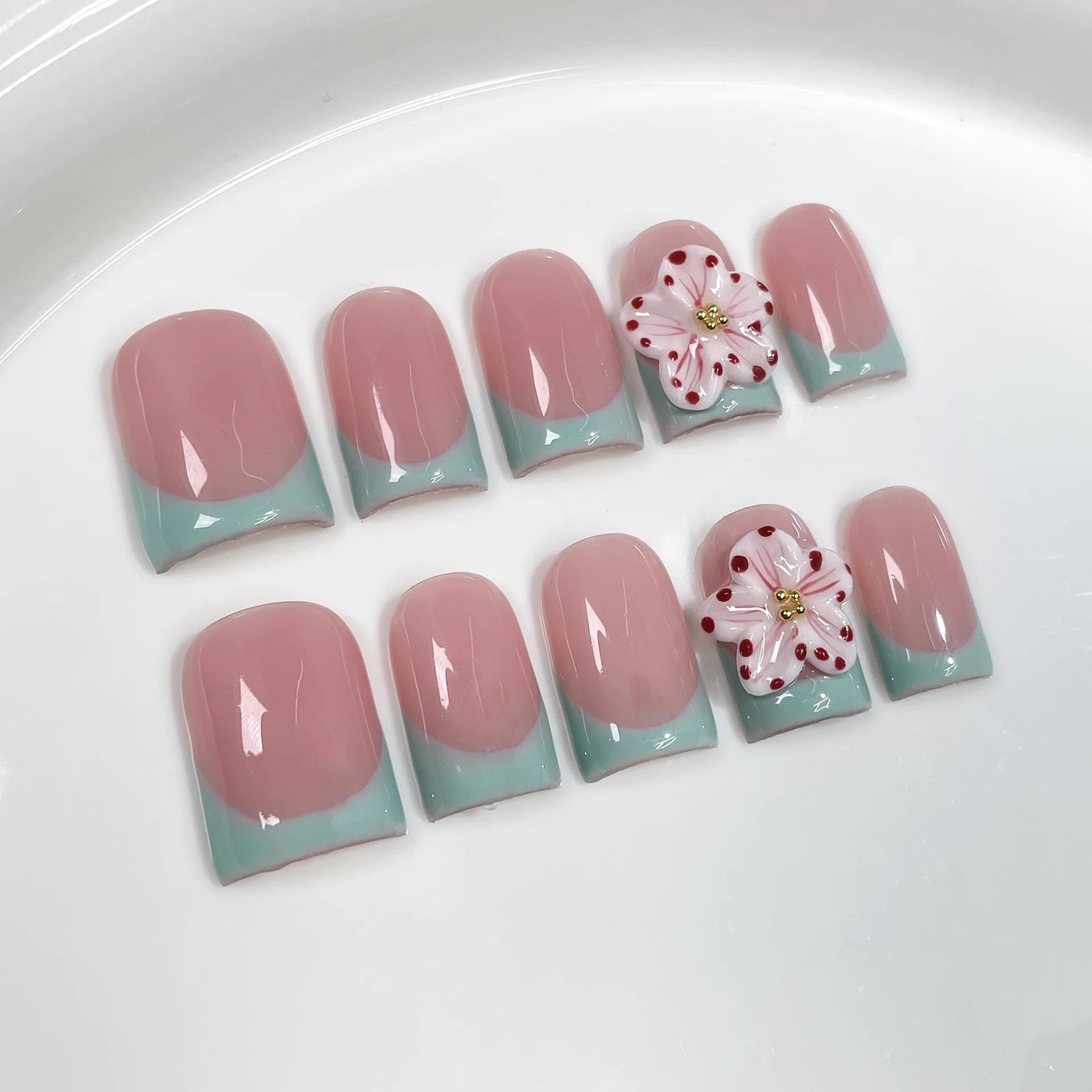 Faux ongles à pression Carré Moyen Fleurs Sculptées 3D French - Faits main (Lot de 10)