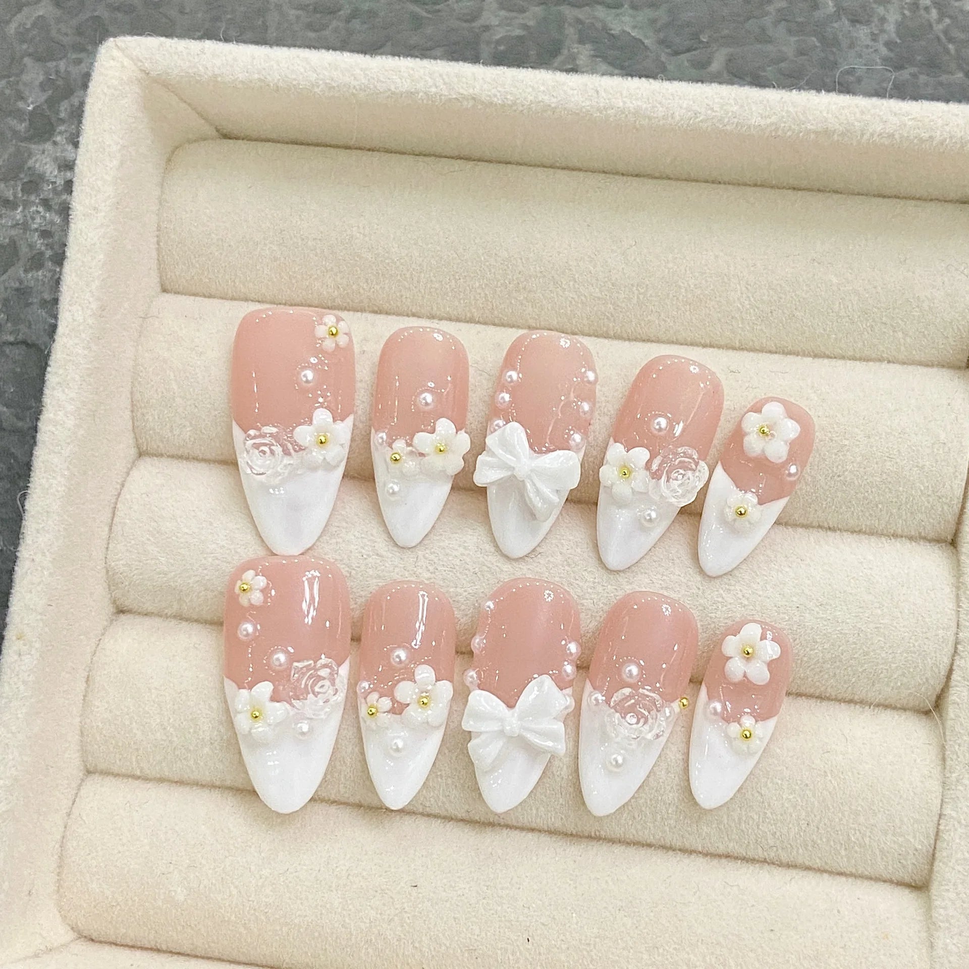 Faux ongles à pression Amande Moyen Blanc Fleurs et Perles Élégants - Faits main (Lot de 10)