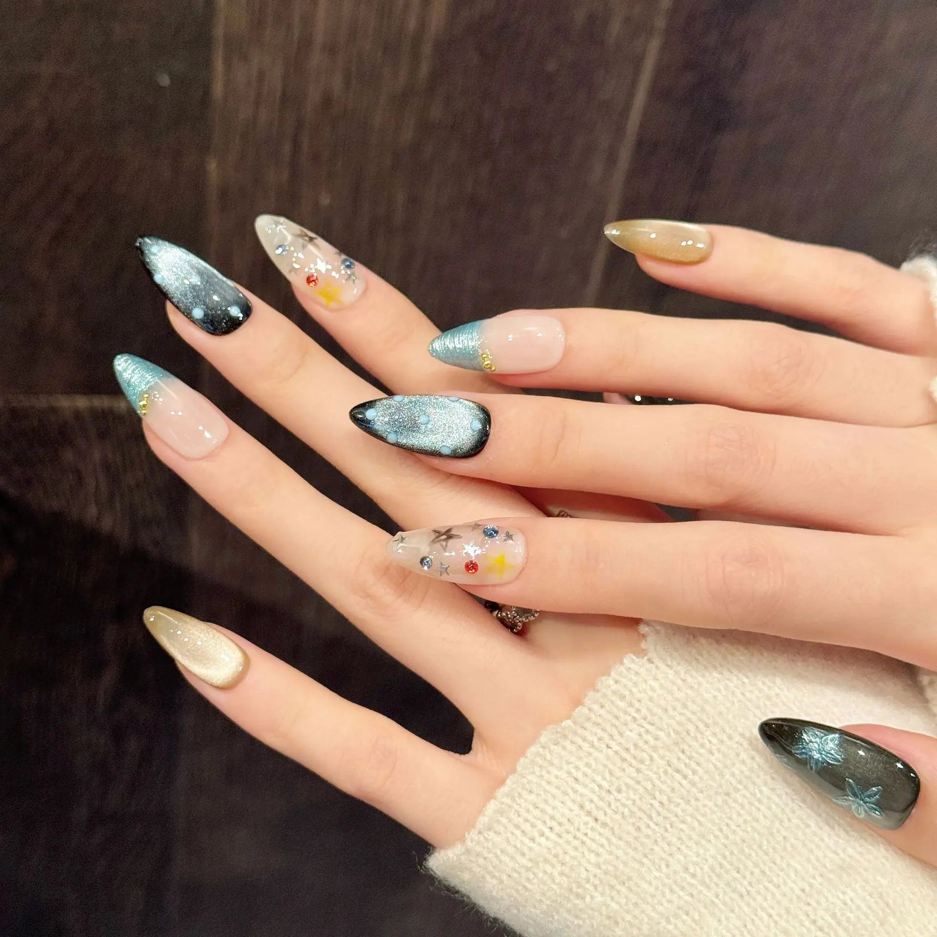 Faux ongles à pression Amande Moyen Bleu Miroir Étoiles Scintillantes - Faits main (Lot de 10)