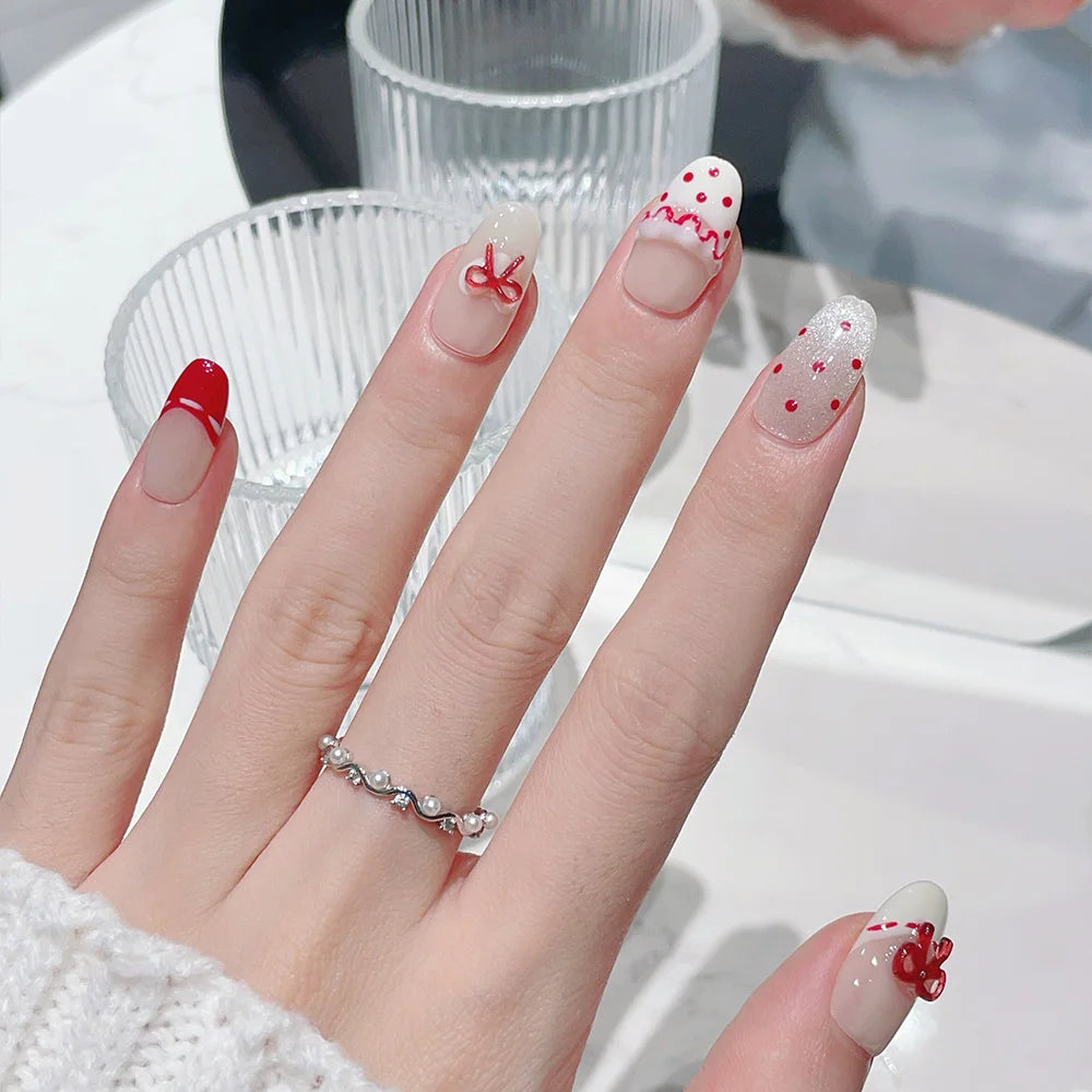 Faux ongles à pression Ovale Moyen Nude Pois Rouge Nœud Argenté – Faits main (Lot de 10)