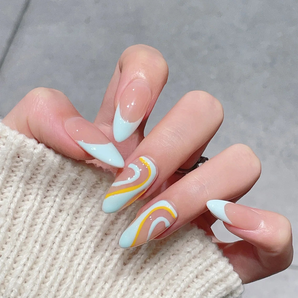 Faux ongles à pression Amande Long French Bleu Ciel Swirl Jaune – Faits main (Lot de 10)