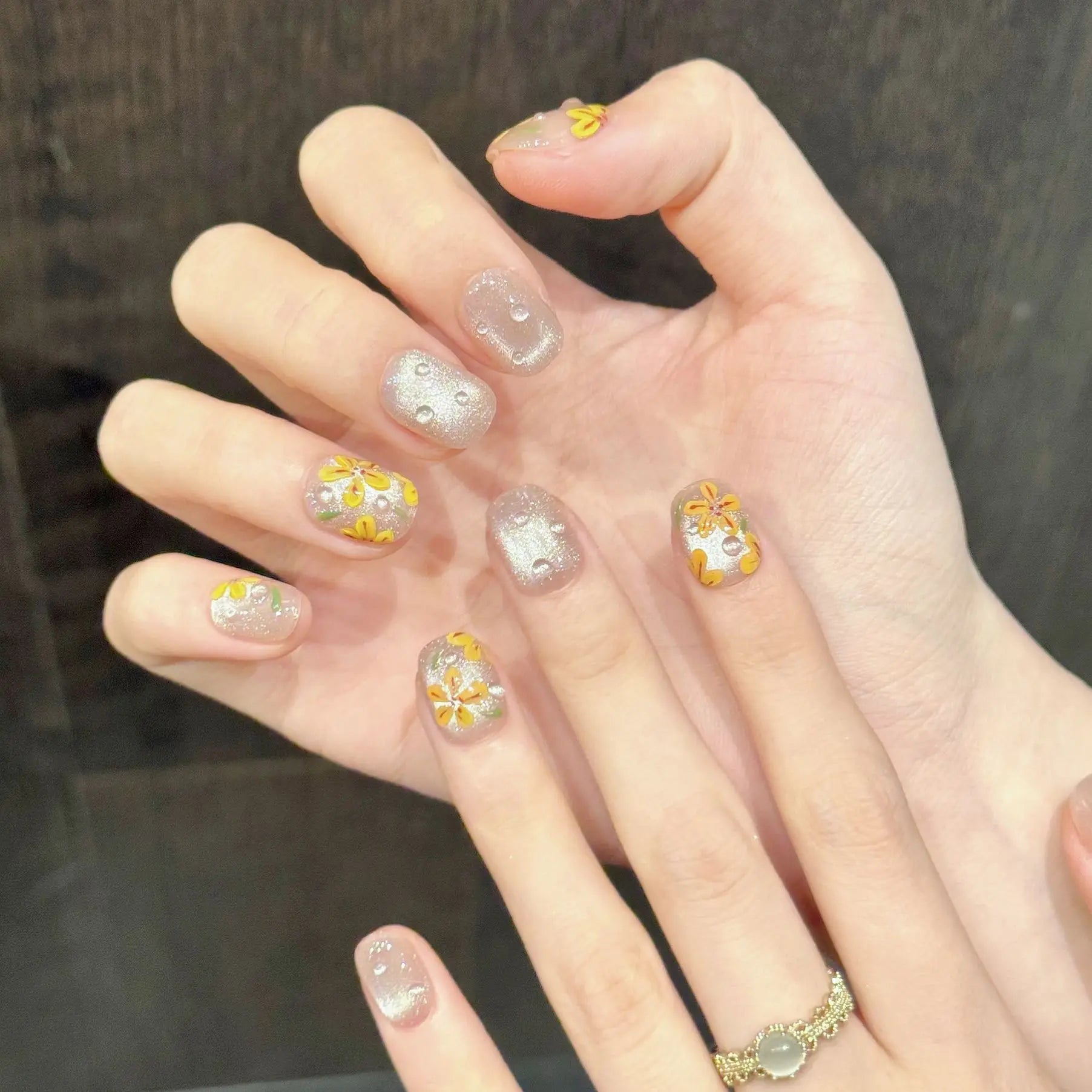 Faux ongles à pression Rond Court Nude Rose Œil de Chat Fleurs Peintes - Faits main (Lot de 10)