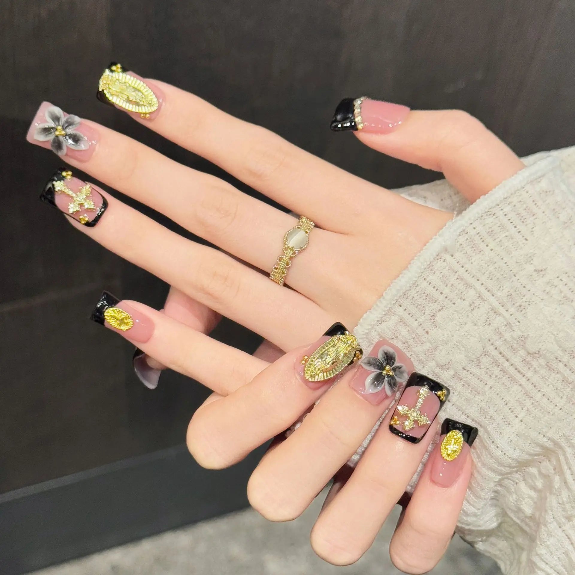 Faux ongles à pression Duck Moyen Noir Poudré Ornements Dorés Contrasté - Faits main (Lot de 10)