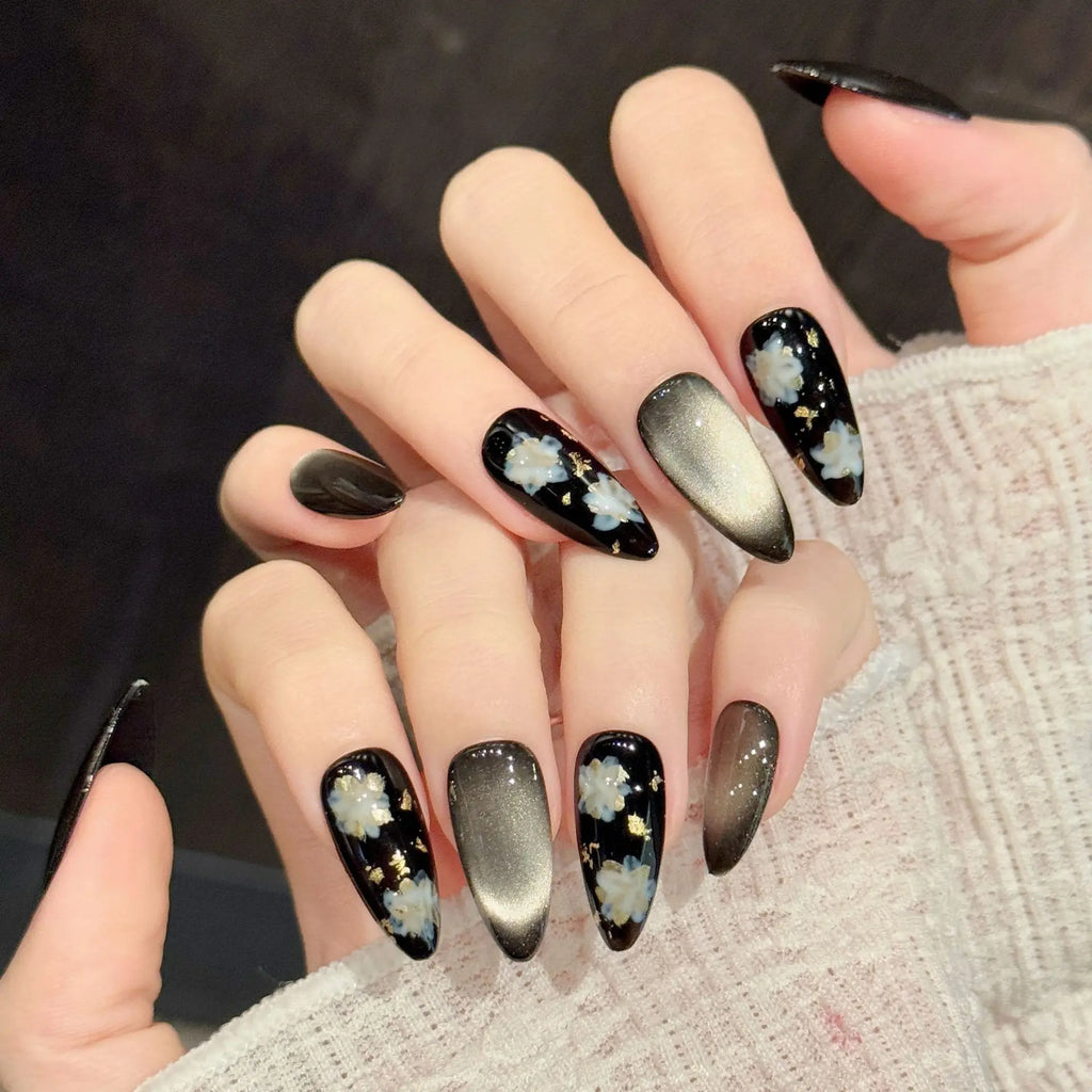 Faux ongles à pression Amande Moyen Noir Doré Œil de Chat Fleurs Dorées - Faits main (Lot de 10)