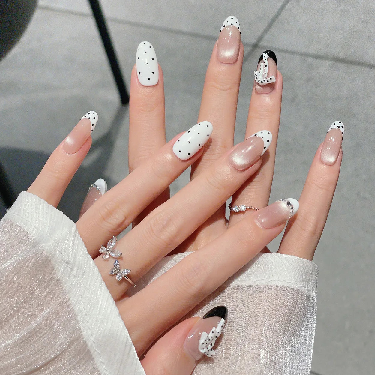 Faux ongles à pression en Amande - Nude French Pois Nœud Strass – Faits main (Lot de 10)