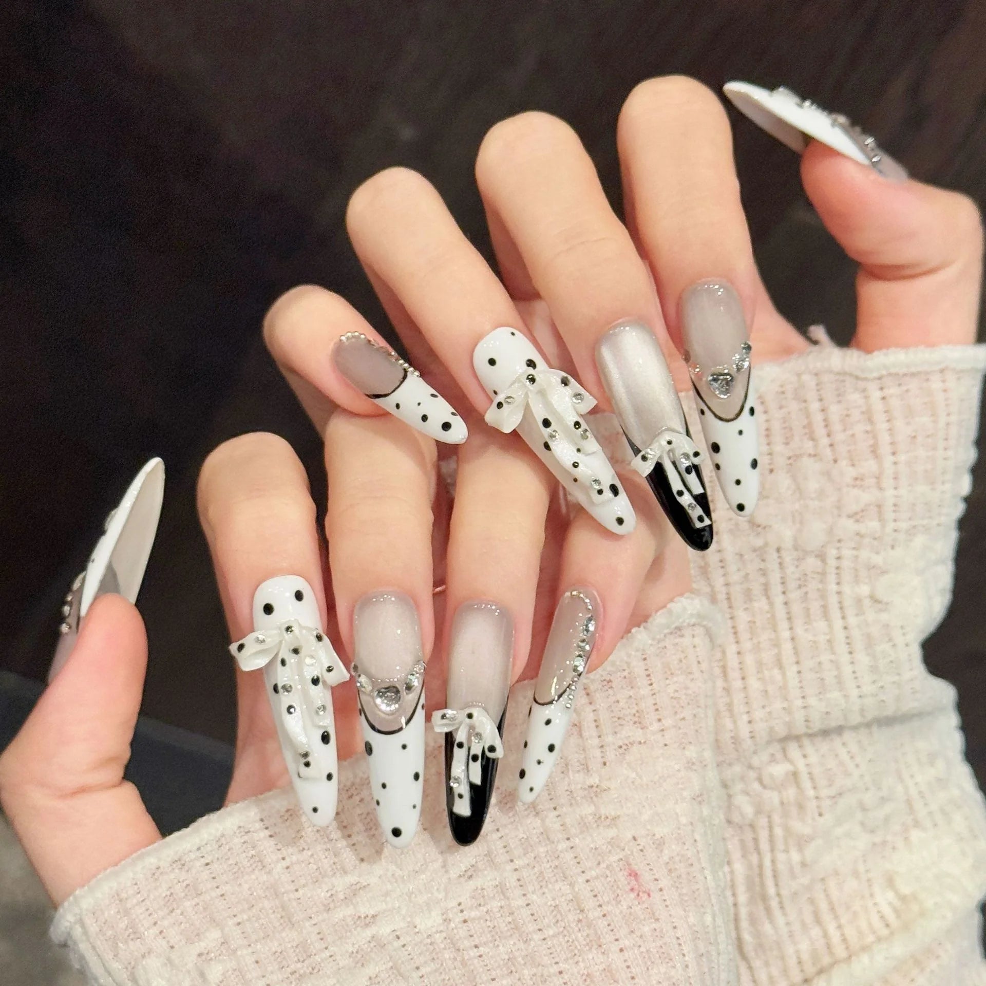 Faux ongles à pression Stiletto Long Noir Blanc Pois Ruban French Nœud - Faits main (Lot de 10)