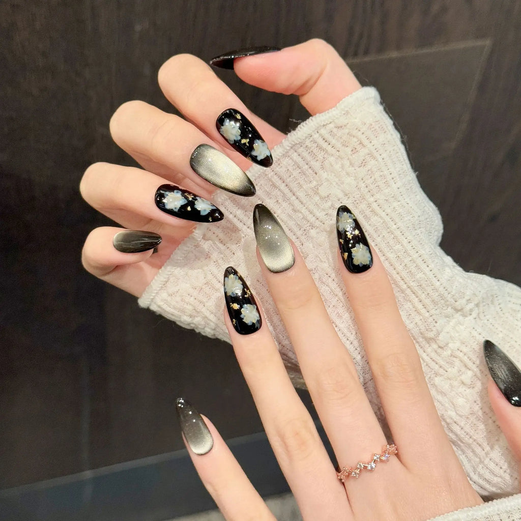 Faux ongles à pression Amande Moyen Noir Doré Œil de Chat Fleurs Dorées - Faits main (Lot de 10)
