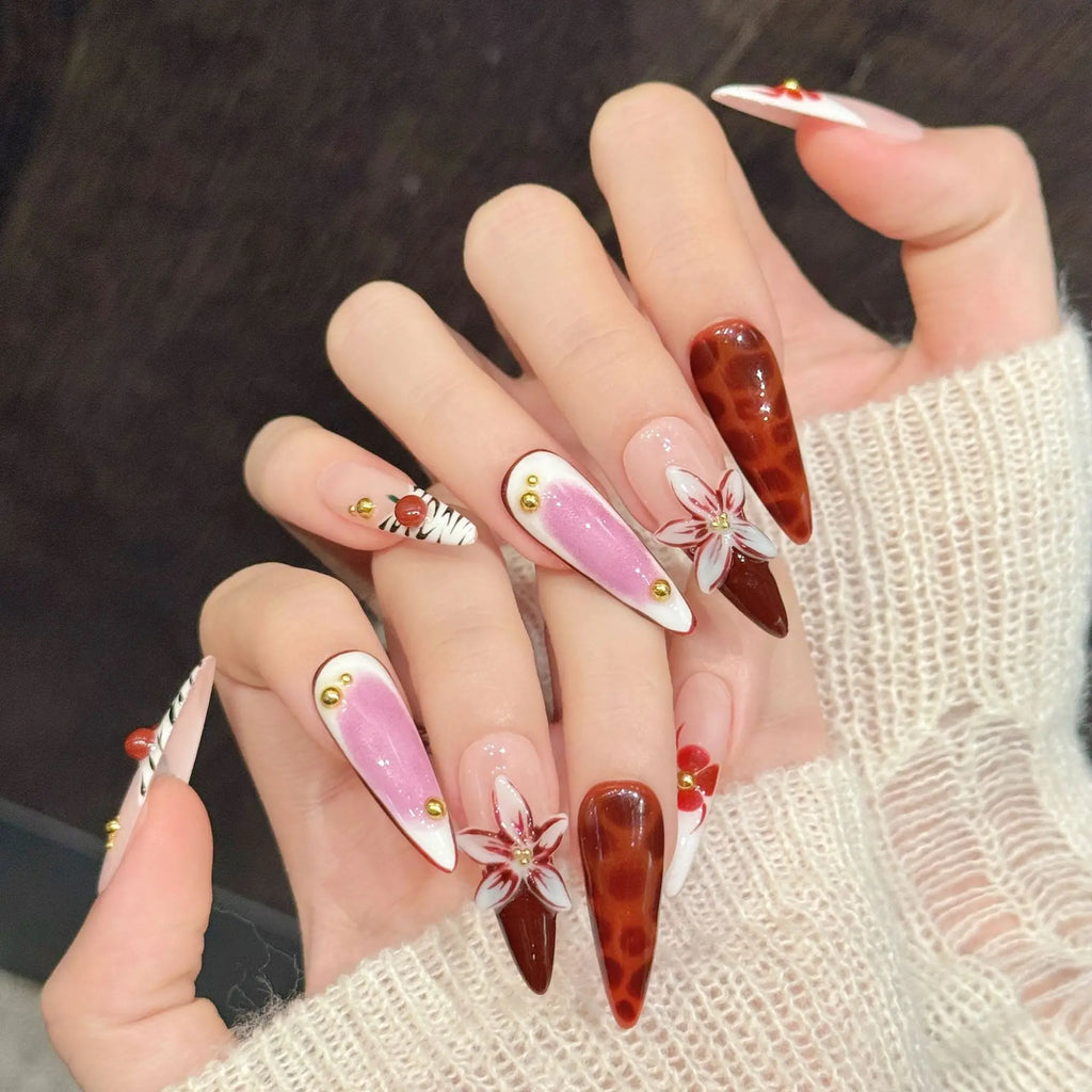 Faux ongles à pression Stiletto Long Blanc Cerises Reliefs Sculptés - Faits main (Lot de 10)