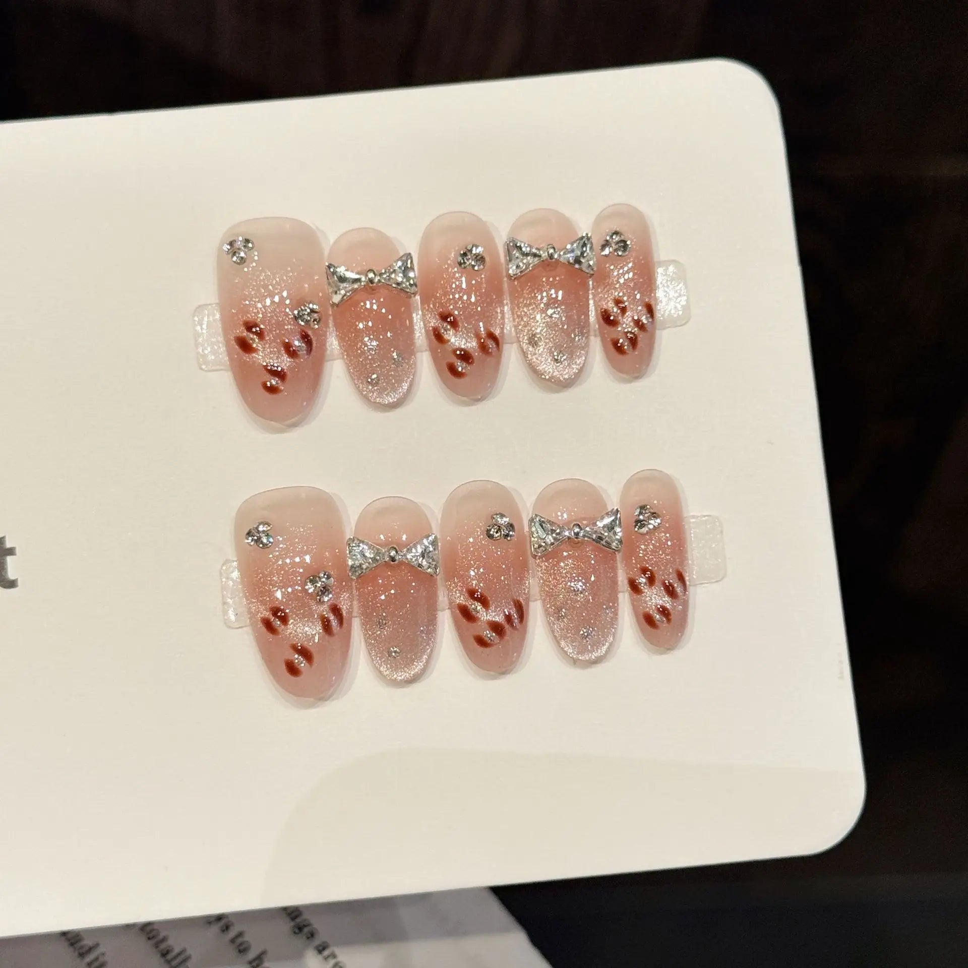 Faux ongles à pression Ovale Moyen Nude Dégradé Nœud Ornements Diamant - Faits main (Lot de 10)