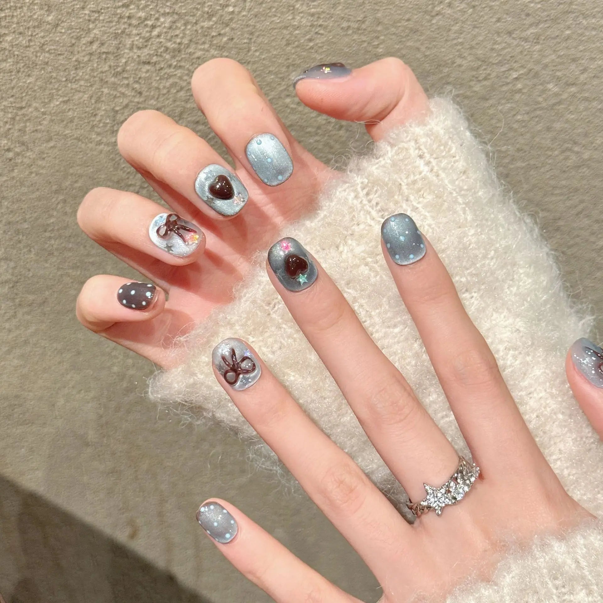 Faux ongles à pression Rond Court Bleu Clair Brun Nœud Doux Romantique - Faits main (Lot de 10)