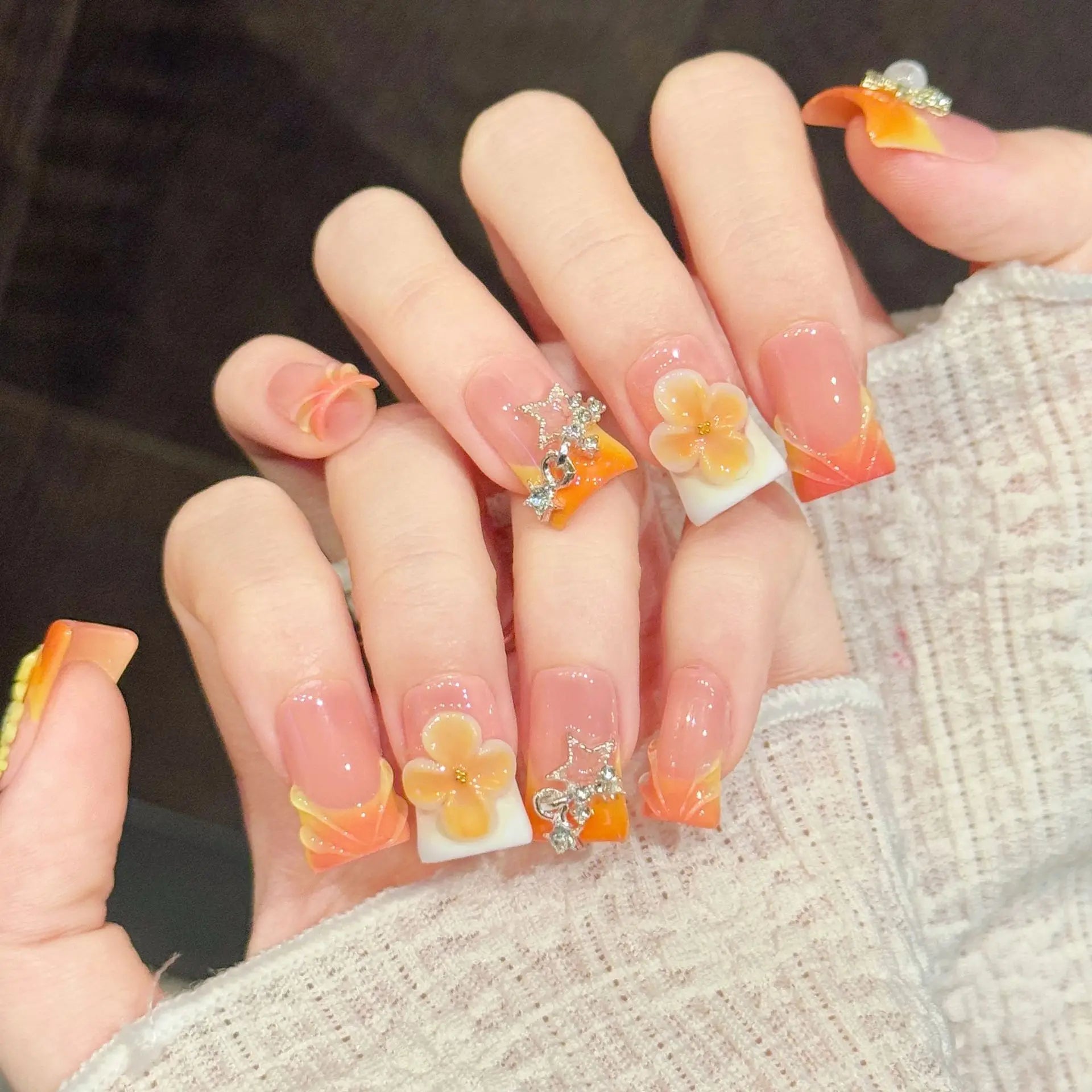 Faux ongles à pression Duck Moyen Orange Fleurs 3D Sculptées Strass - Faits main (Lot de 10)