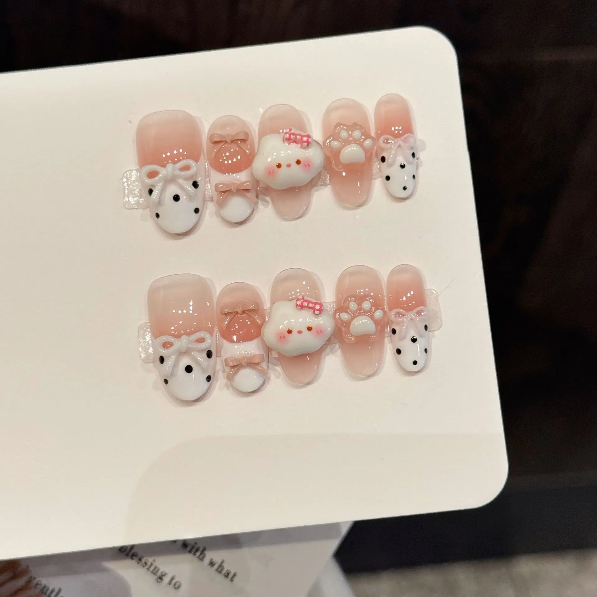 Faux ongles à pression Ovale Moyen Rose Nude Nuages Pois Nœud Romantique - Faits main (Lot de 10)