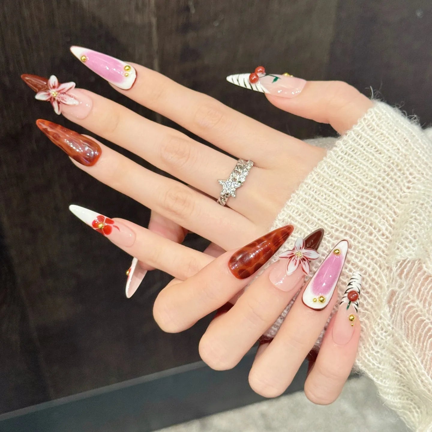 Faux ongles à pression Stiletto Long Fleurs Sculptées Effet Miroir - Faits main (Lot de 10)
