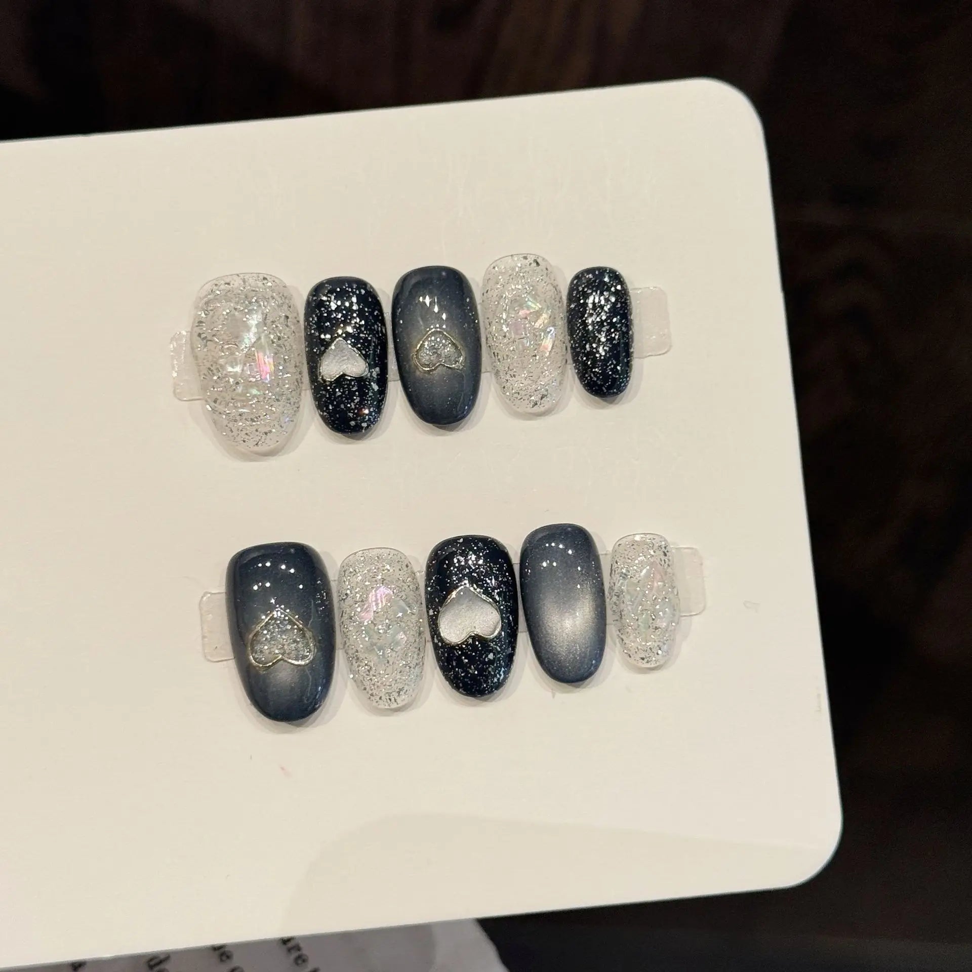 Faux ongles à pression Ovale Moyen Noir Gris Froid Cœur Ajouré Mystérieux - Faits main (Lot de 10)