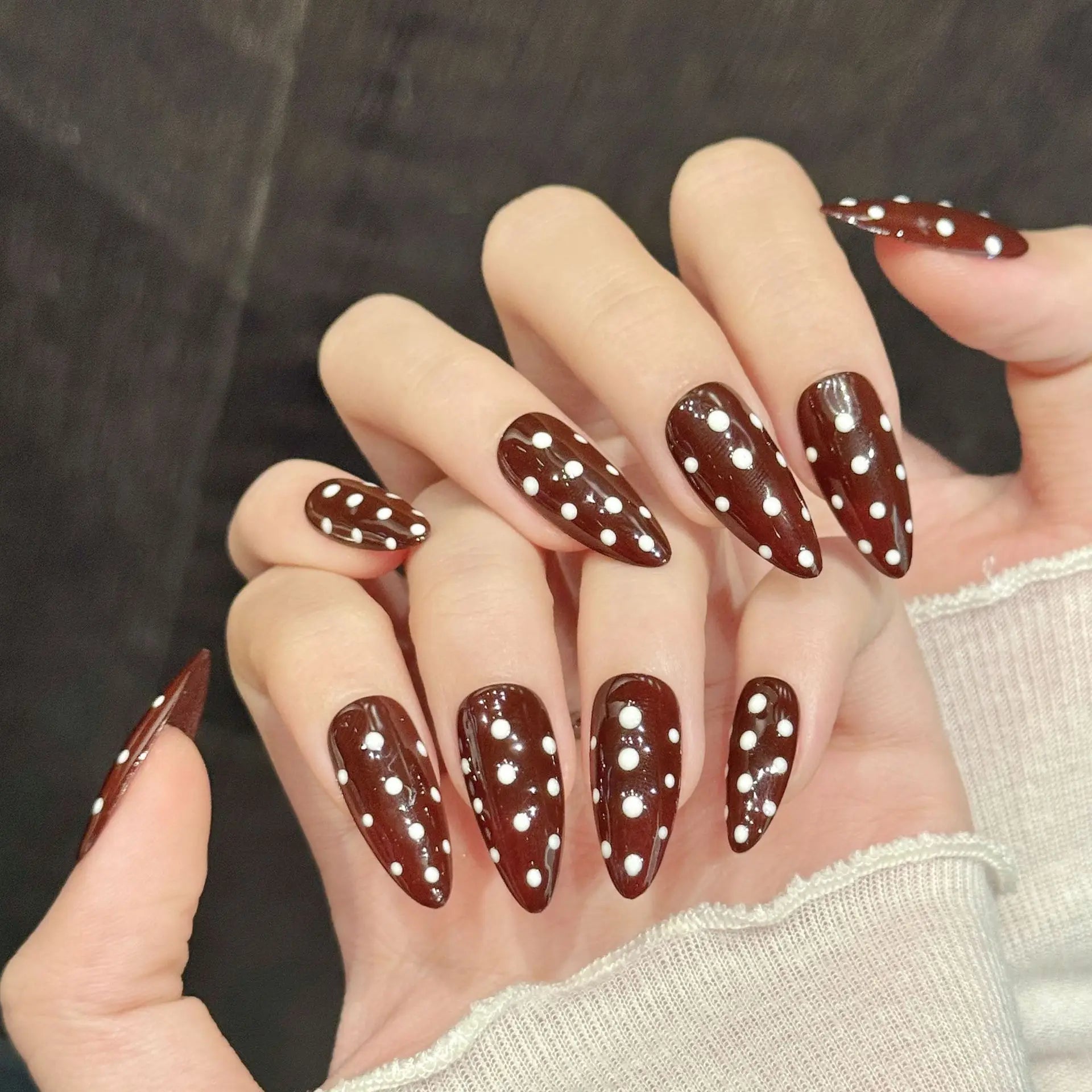 Faux ongles à pression Amande Moyen Marron Rétro Pois - Faits main (Lot de 10)