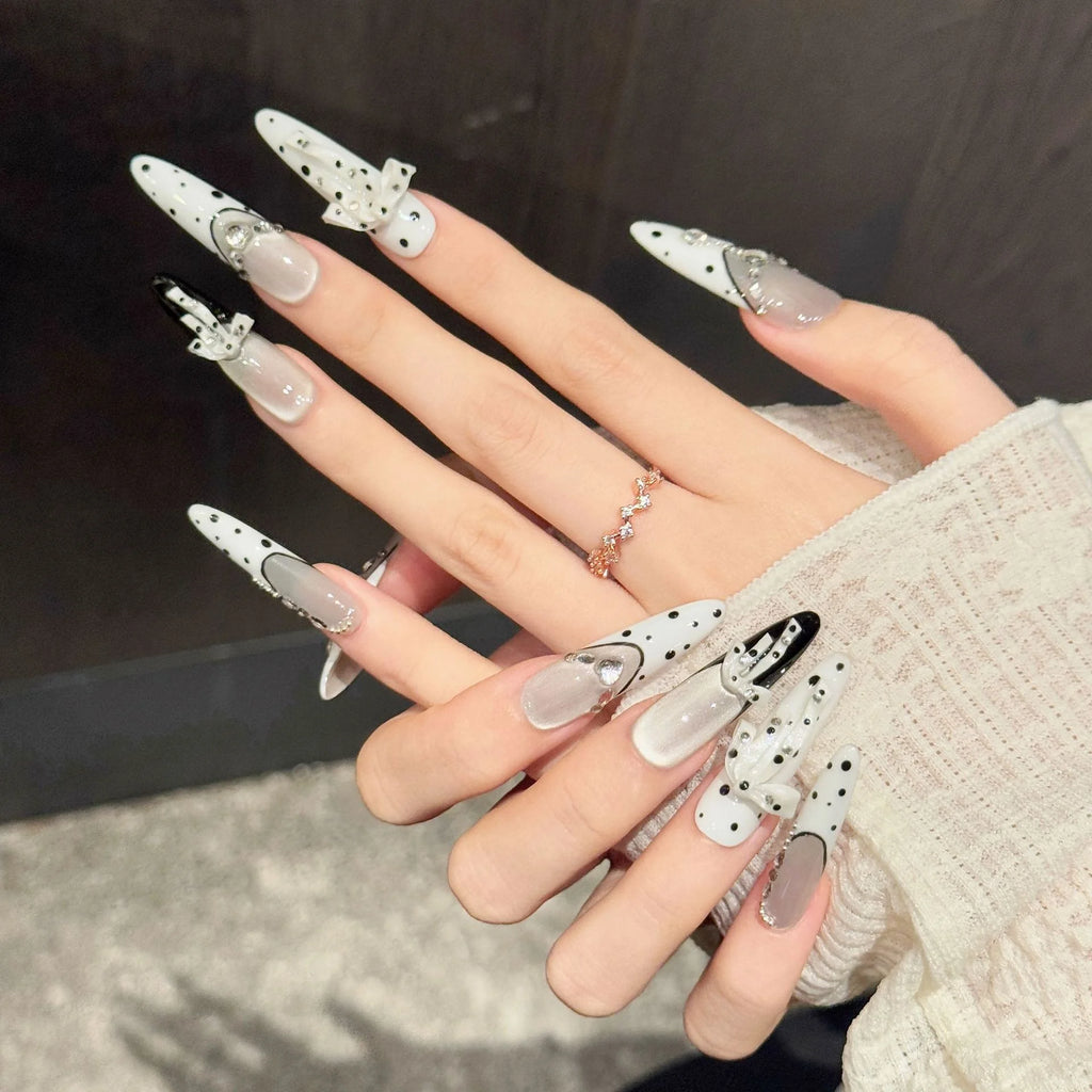 Faux ongles à pression Stiletto Long Noir Blanc Pois Ruban French Nœud - Faits main (Lot de 10)