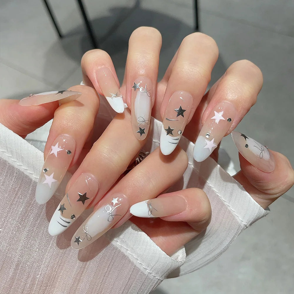 Faux ongles à pression en Amande - Nude Étoiles Argentées Nœud – Faits main (Lot de 10)