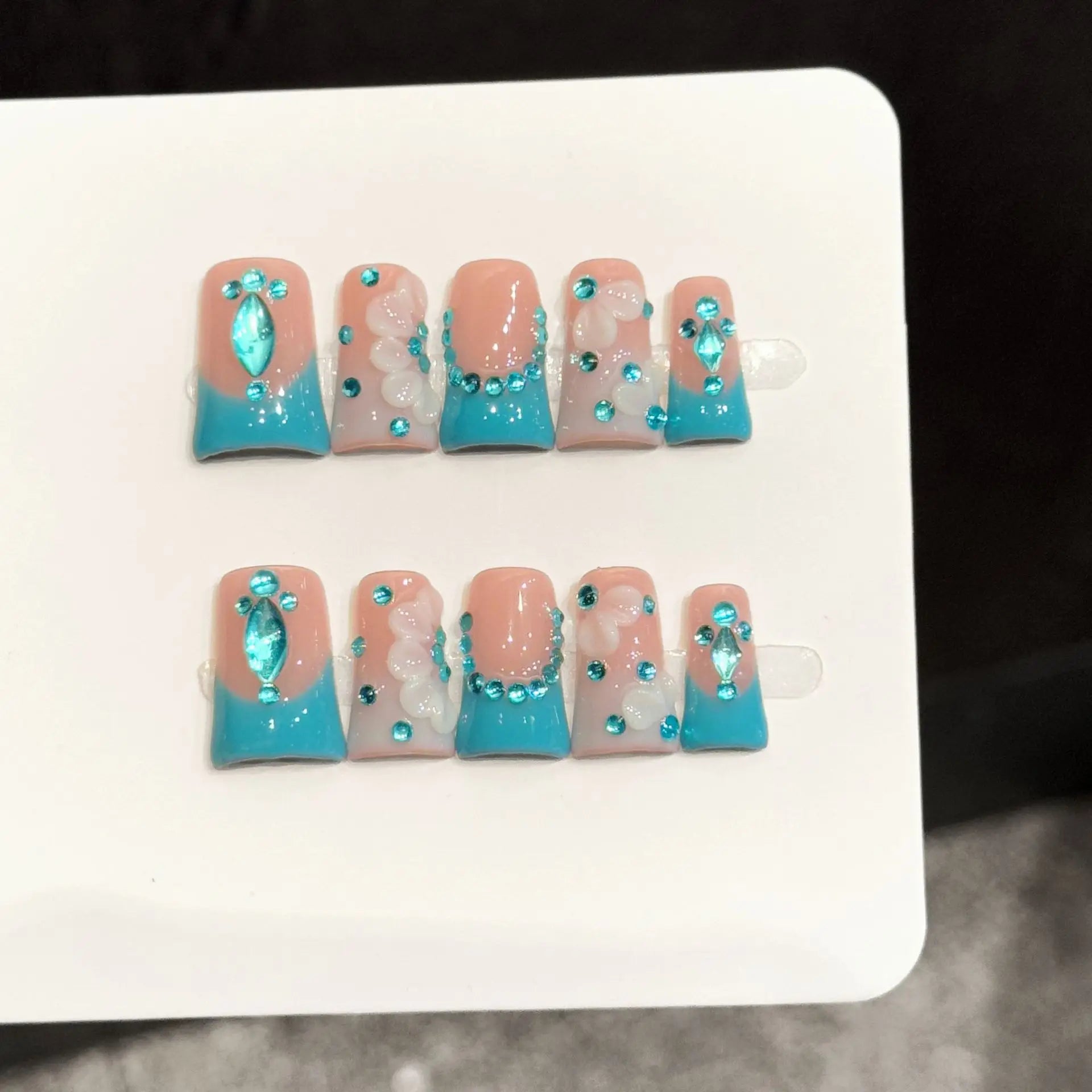 Faux ongles à pression Duck Moyen Bleu Lac French Diamant Fleurs Blanches 3D - Faits main (Lot de 10)