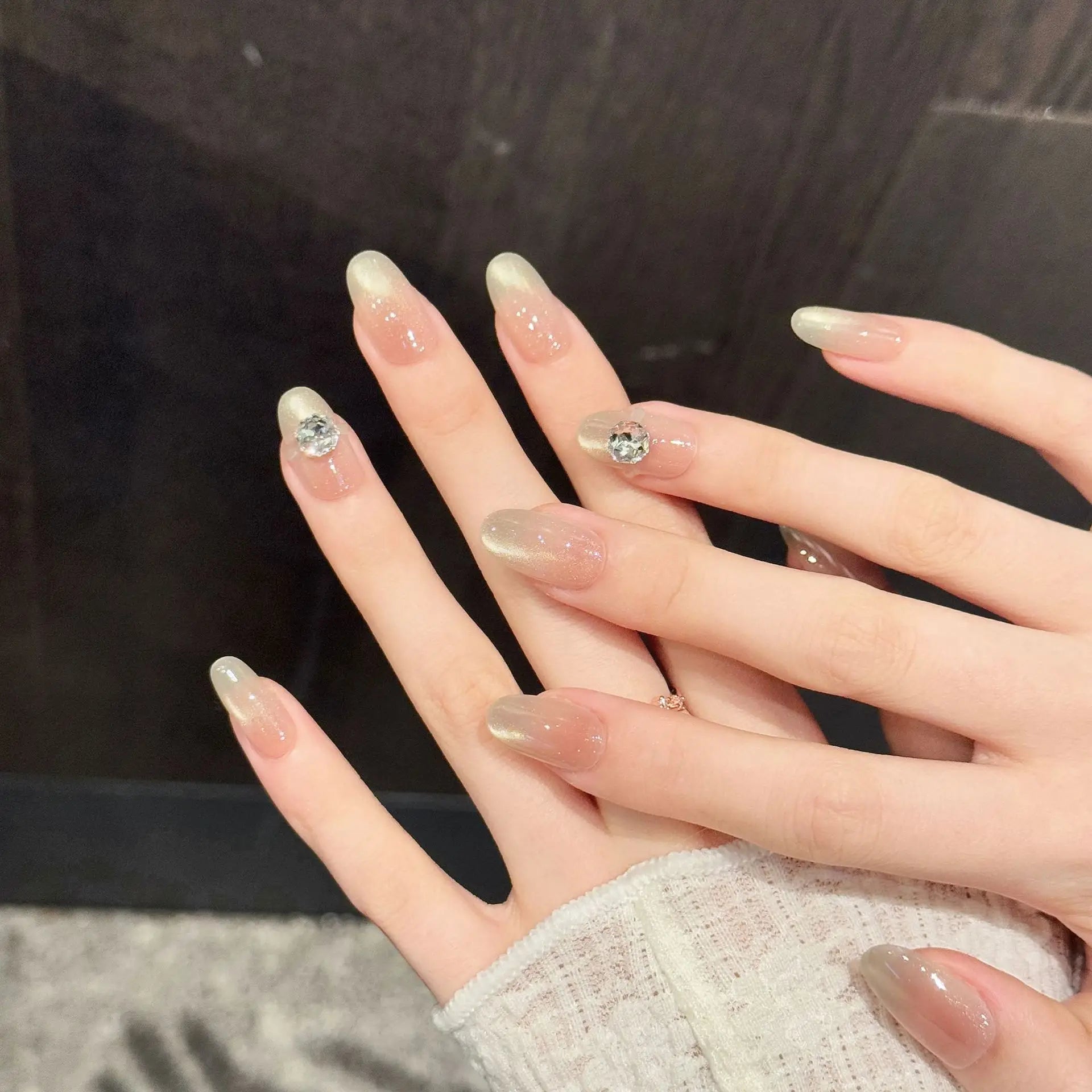 Faux ongles à pression Ovale Moyen Rose Pêche Effet Miroir Fleurs Délicates - Faits main (Lot de 10)