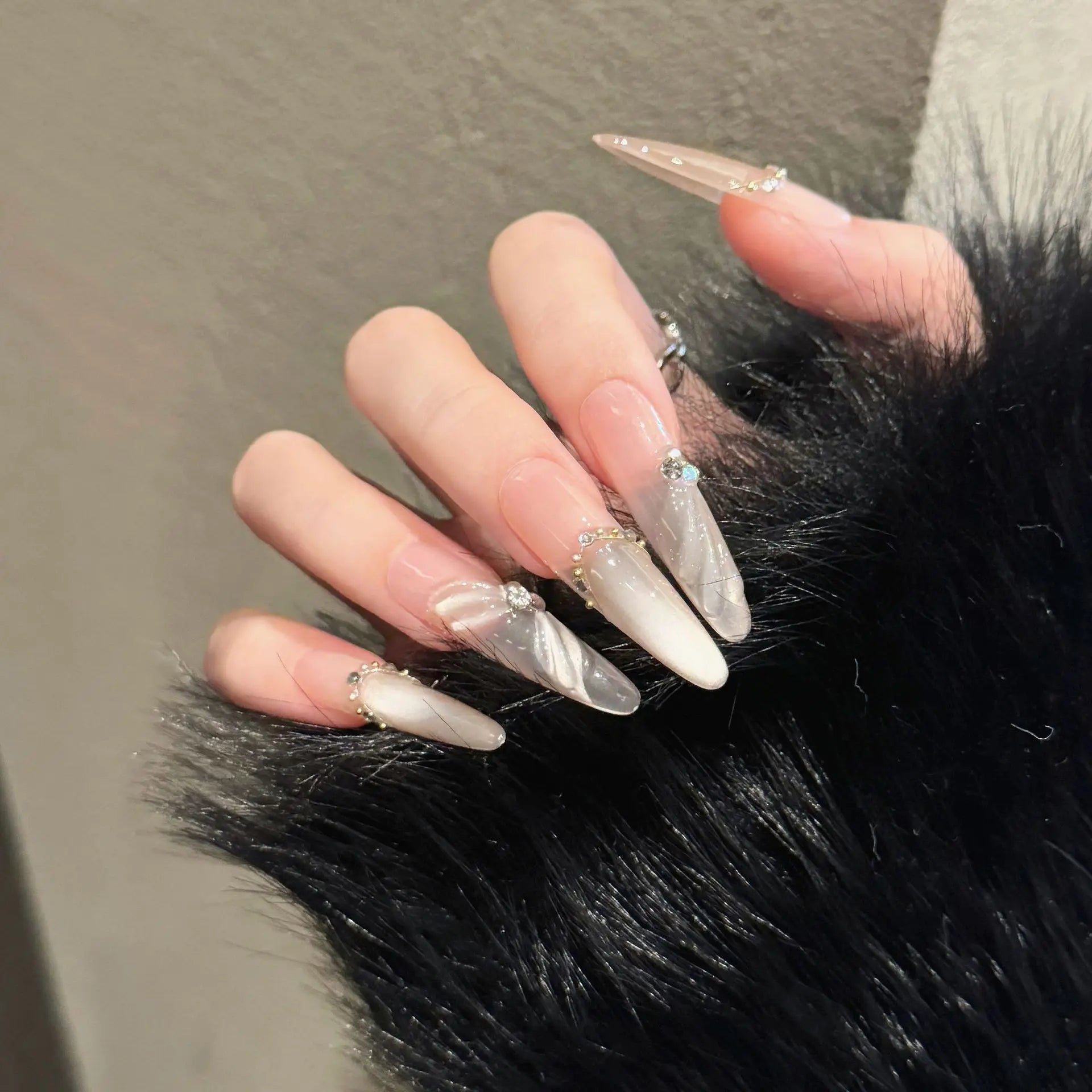 Faux ongles à pression Stiletto Blanc Effet Miroir Ailes - Faits main (Lot de 10)