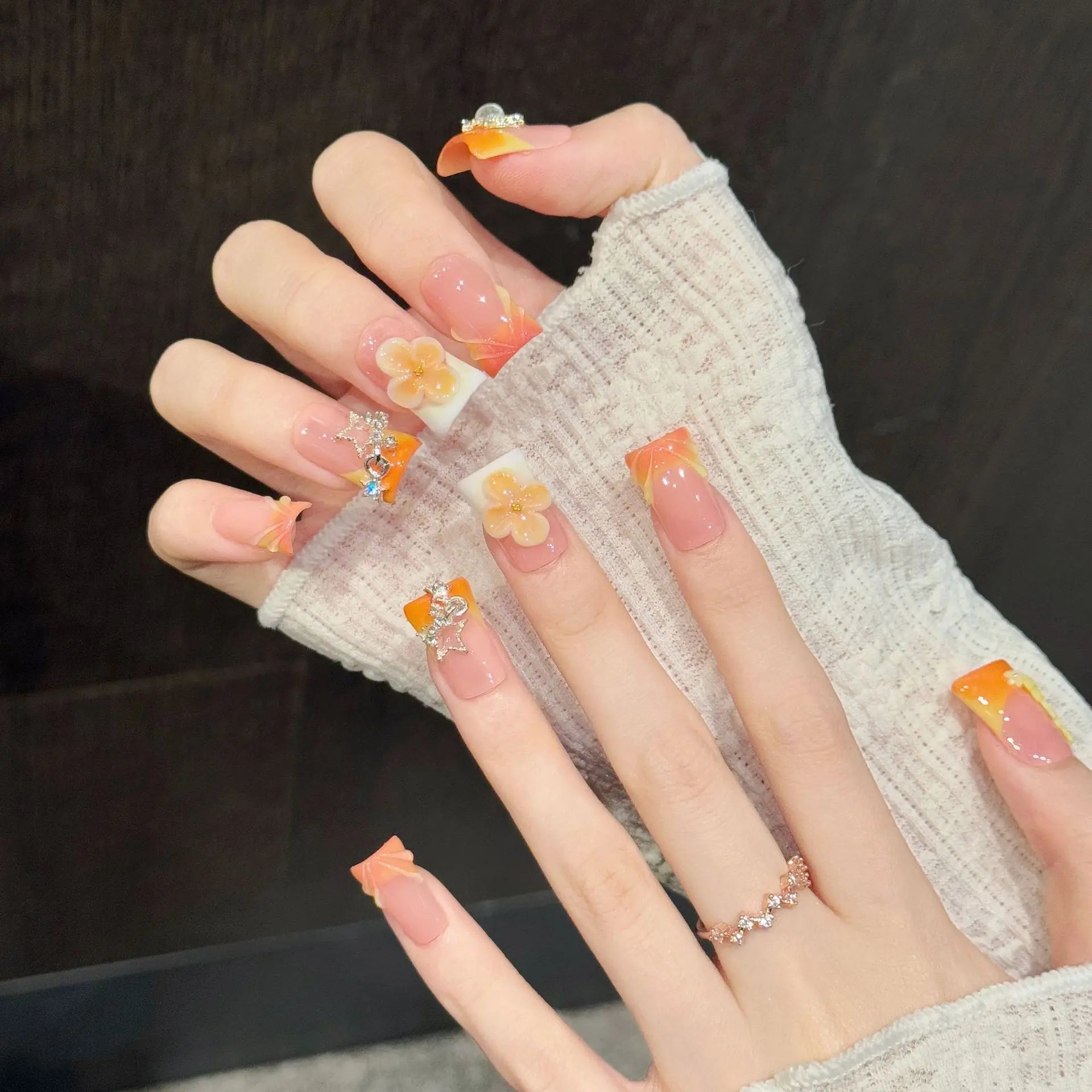 Faux ongles à pression Duck Moyen Orange Fleurs 3D Sculptées Strass - Faits main (Lot de 10)