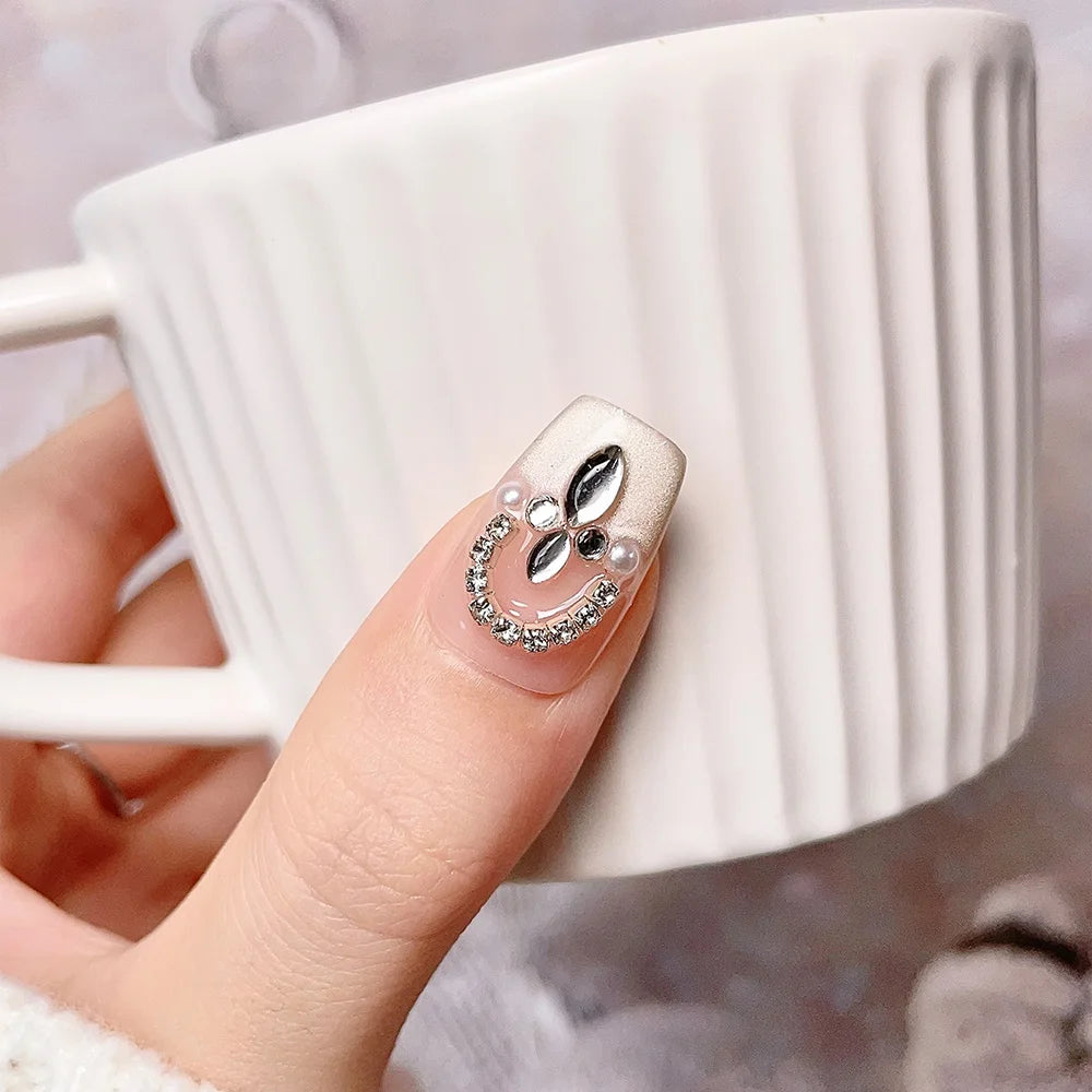Faux ongles à pression Amande Moyen Nude Doré Strass Goutte Perle – Faits main (Lot de 10)