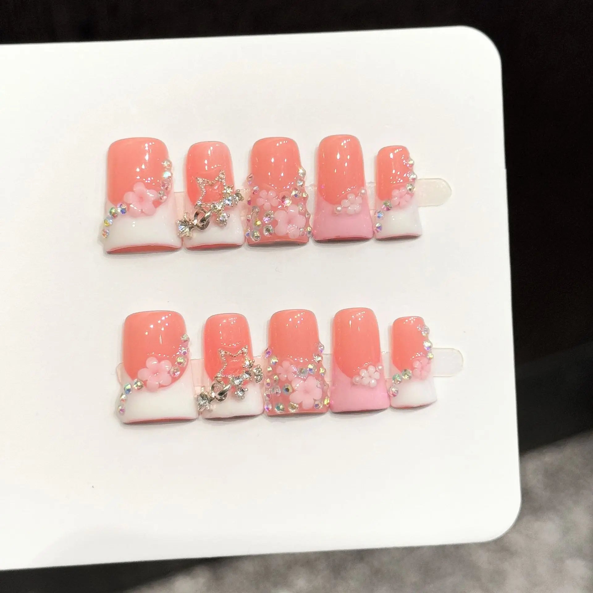 Faux ongles à pression Duck Moyen Fleurs Rose Blanc Contraste French - Faits main (Lot de 10)