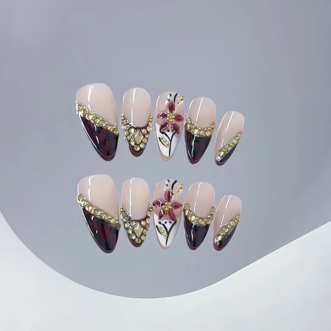 Faux ongles à pression Amande Marron French Dorée Fleurs Sculptées - Faits main (Lot de 10)
