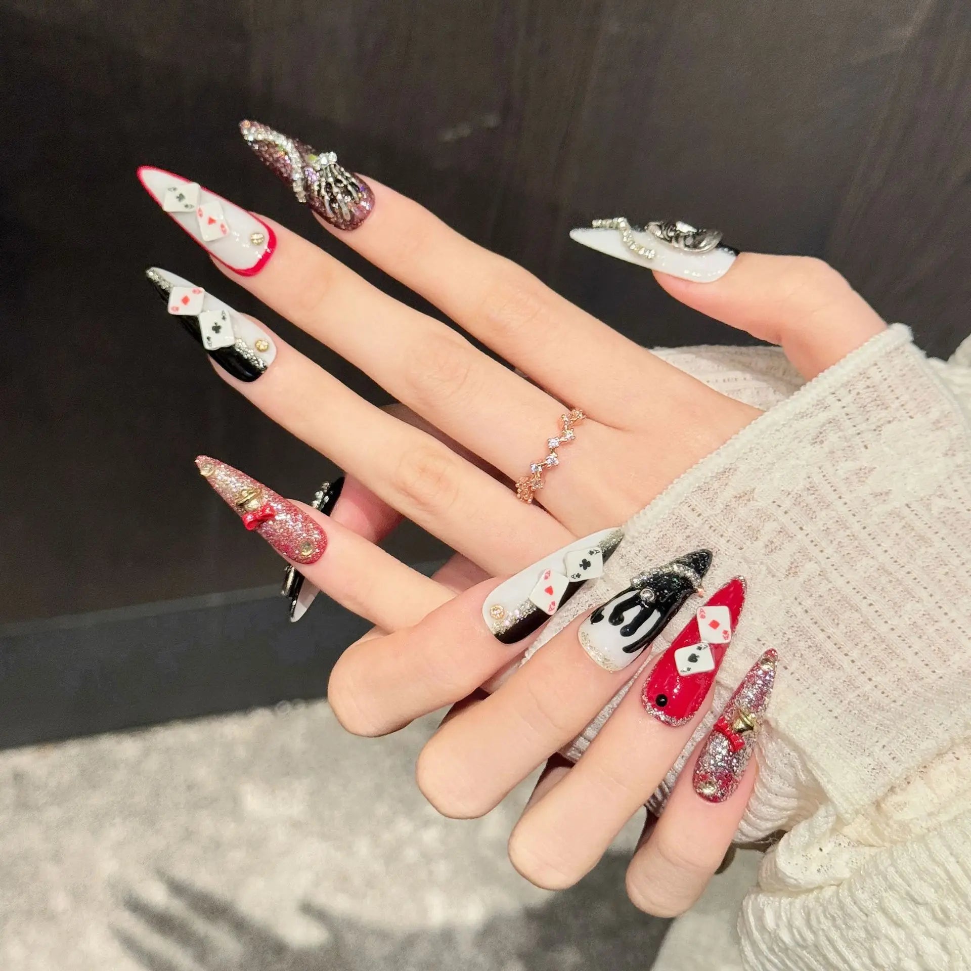 Faux ongles à pression Amande Long Rouge Pailleté Masque Poker Diamant - Faits main (Lot de 10)