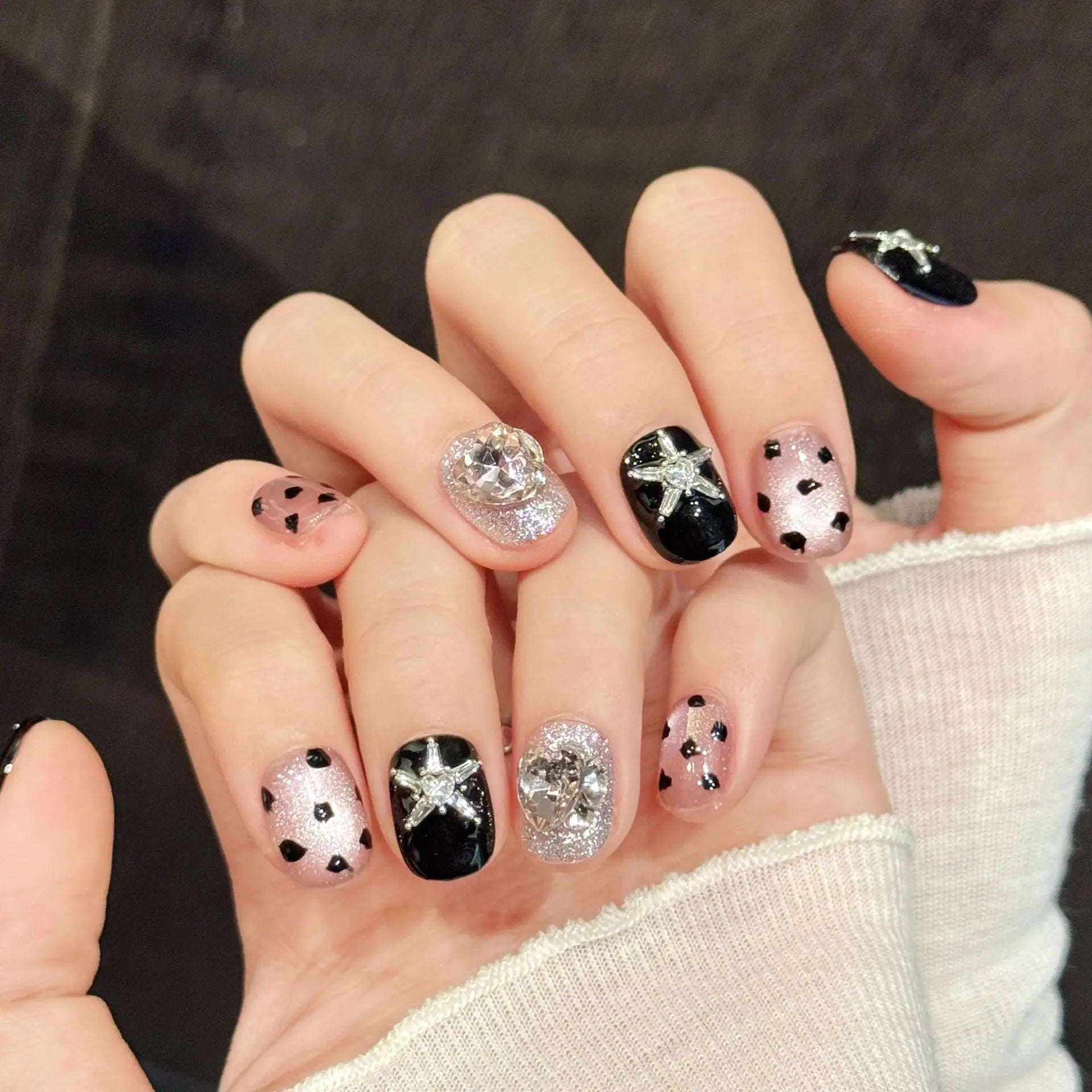 Faux ongles à pression Rond Court Noir Poudré Léopard Étoiles Diamant Cool - Faits main (Lot de 10)