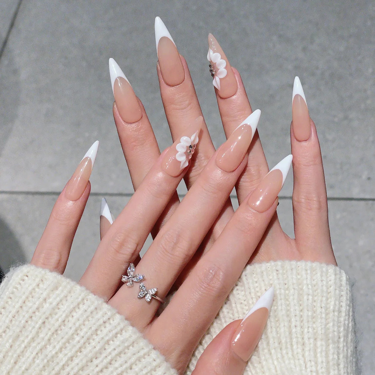 Faux ongles à pression Stiletto French Nude Fleur Blanche 3D – Faits main (Lot de 10)