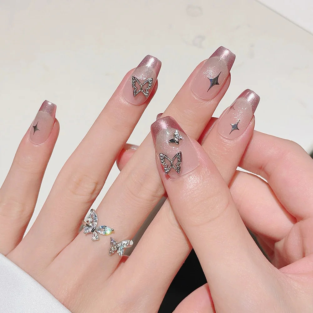 Faux ongles à pression Trapèze Court Rose Papillon Argenté Étoiles Romance - Faits main (Lot de 10)