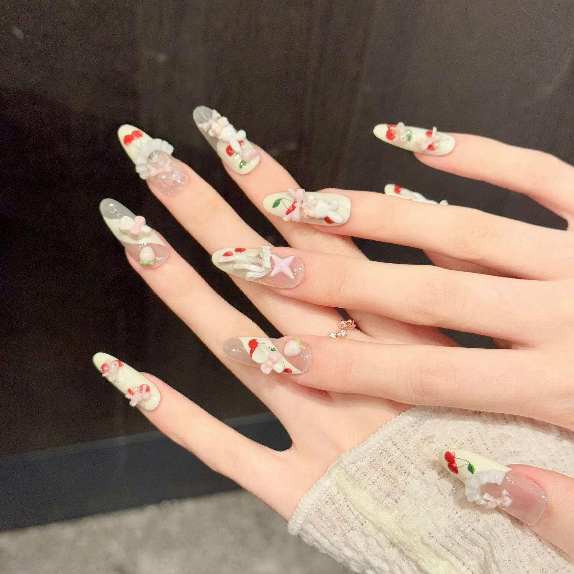 Faux ongles à pression Ovale Moyen Cerise Lapin Cartoon Frais Sucré Kawaii - Faits main (Lot de 10)