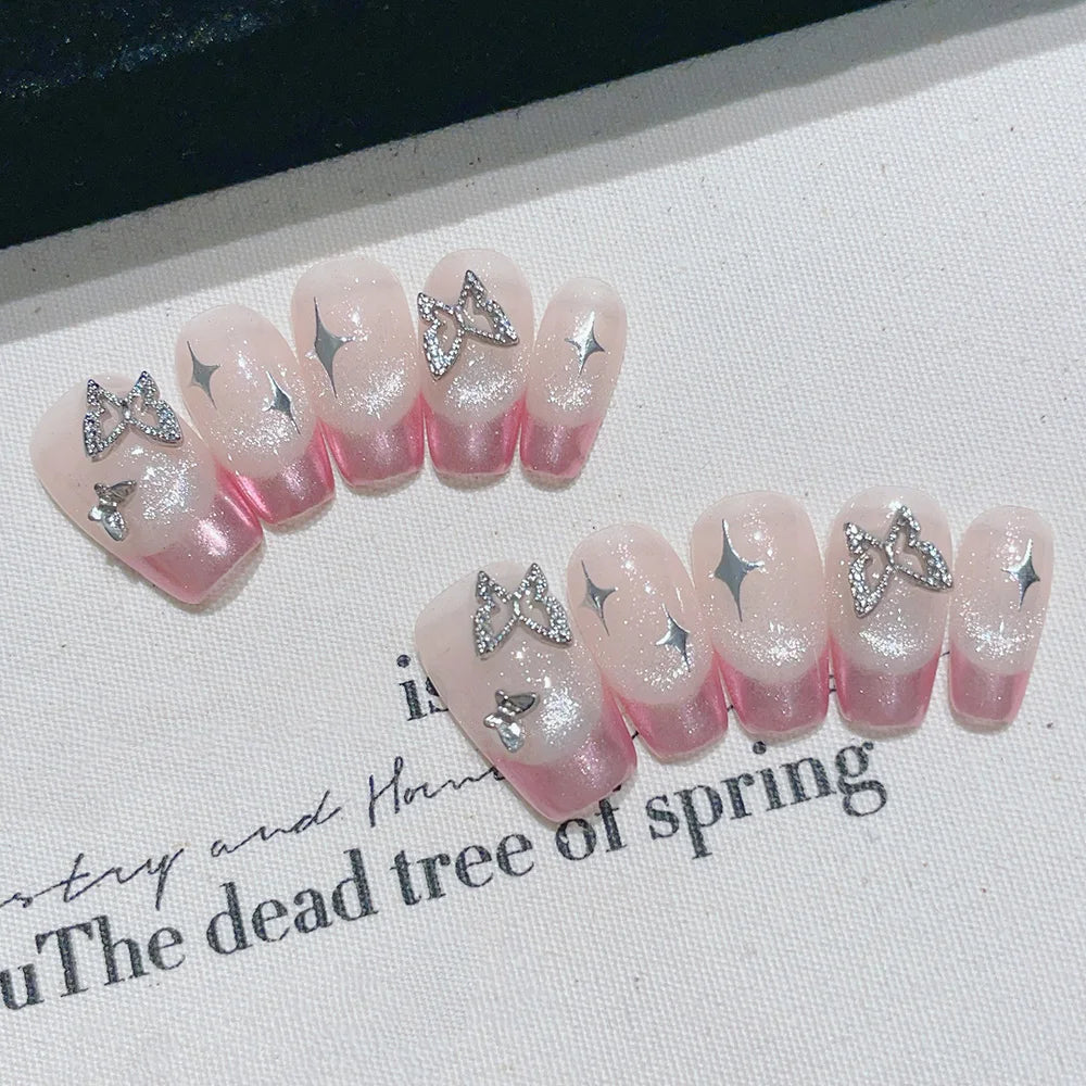 Faux ongles à pression Trapèze Court Rose Papillon Argenté Étoiles Romance - Faits main (Lot de 10)