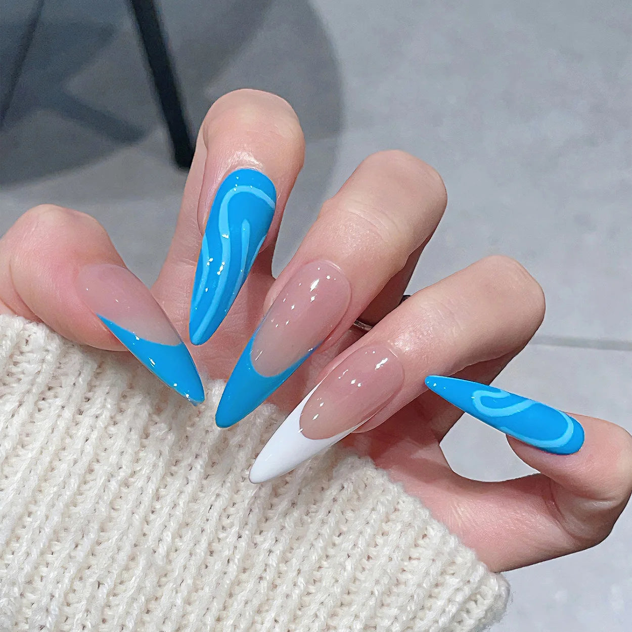 Faux ongles à pression Amande Long Nude Bleu Lignes Dansantes - Faits main (Lot de 10)